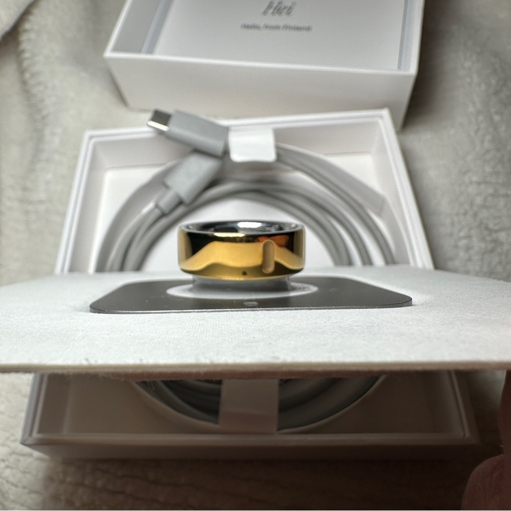 Oura Ring Gen 4 Size 8 Gold Activity Tracker with Charger Box (Great Condition) - Picture 7 of 15